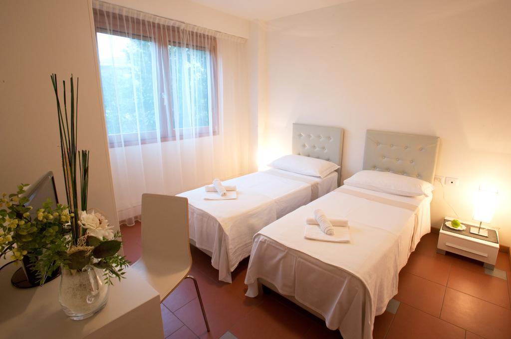Lacroma Aparthotel Grado Room photo